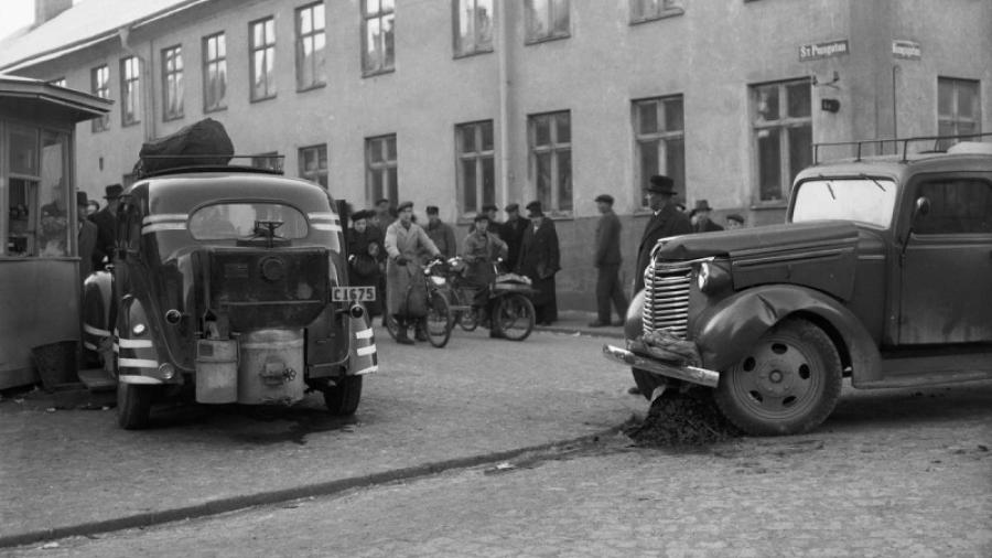 Folksamling vid trafikolycka i korsningen S:t Persgatan och Kungsgatan, Uppsala 1940. Foto: Sandberg, Paul / Upplandsmuseet 