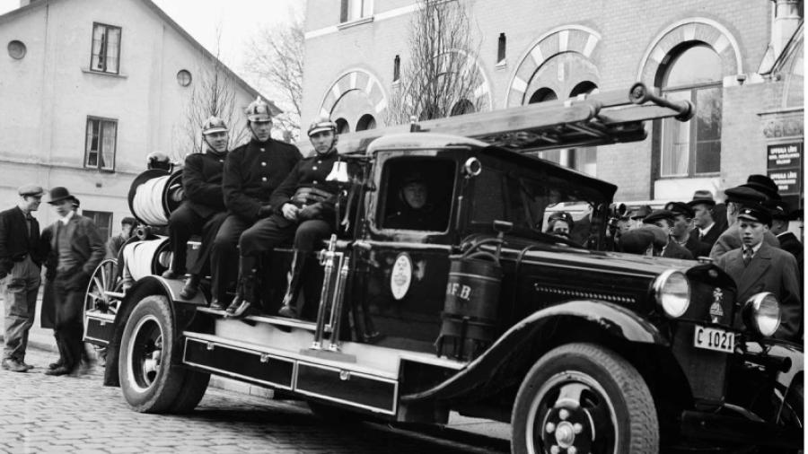 Folksamling vid brandbil, Kungsgatan, Uppsala april 1936. Huset till vänster bör vara där vårt hus befinner sig idag. Foto: Sandberg, Paul / Upplandsmuseet