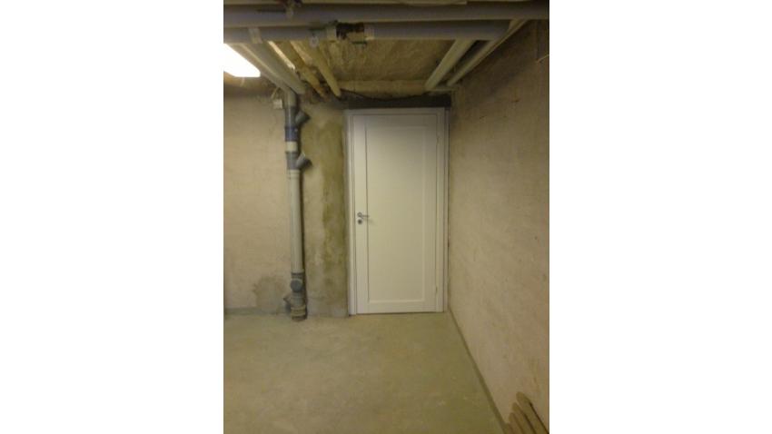 Ny dörr mellan garage och förråd på Kungsgatan 32