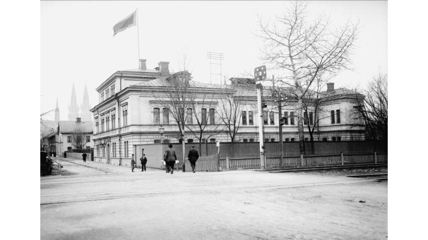 Idag Frälsningsarmén. I förgrunden järnvägen. Bakom skymtar ett litet hus där idag vårt hus på S:t Persgatan finns.